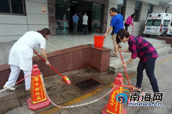 该院干部职工、正在对院内卫生死角进行大扫除。(南海网记者陈丽娜摄)