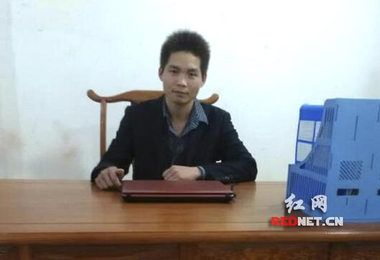 现年25岁的永州小伙吴源从永州工商职业中专毕业打拼几年,拿到30万元的年薪,他希望能常回学校看看,为贫寒学子上学、就业提供帮助。