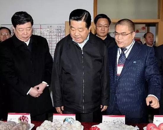 这是12月18日,贾庆林在菏泽市巨野县佳农果蔬有限公司调研