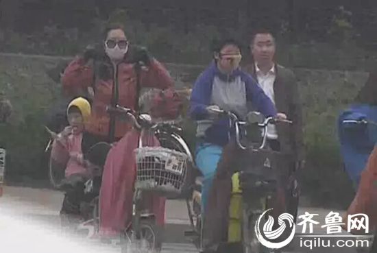 为了跟脏兮兮的空气决裂,很多出行的人们都带上了口罩。