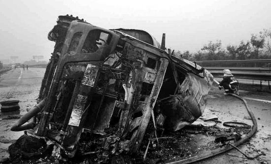 油罐車(chē)爆炸現(xiàn)場(chǎng)