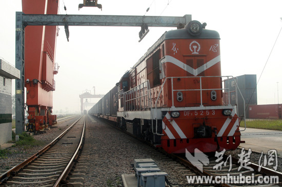 武汉至莫斯科线路首列国际集装箱班列