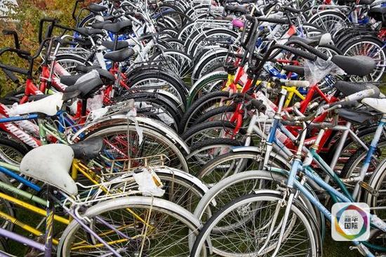 俄罗斯方禁止徒步越境 难民骑儿童自行车(图)|