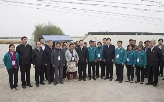 这是10月23日,张高丽在菏泽市定陶县杜堂镇辘湾村中远蔬菜专业合作社调研时与当地菜农合影