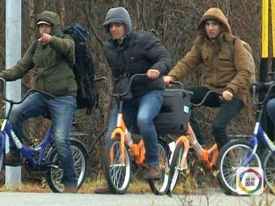 俄罗斯方禁止徒步越境 难民骑儿童自行车(图)|