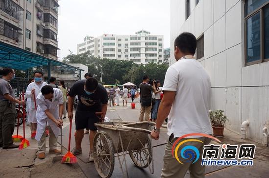 该院干部职工、正在对院内卫生死角进行大扫除。(南海网记者陈丽娜摄)