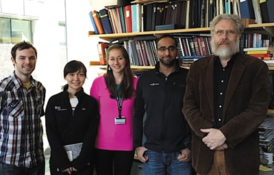 2014年2月，美国哈佛大学，杨璐菡（左二）与Woolly Mammoth教会的成员合影。