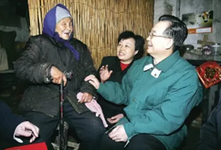 这是1月28日,温家宝在菏泽五里墩村看望五保户老人郭秀兰