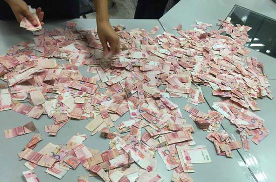 峨眉7旬老人撕碎4万多元积蓄 银行13员工加班拼接