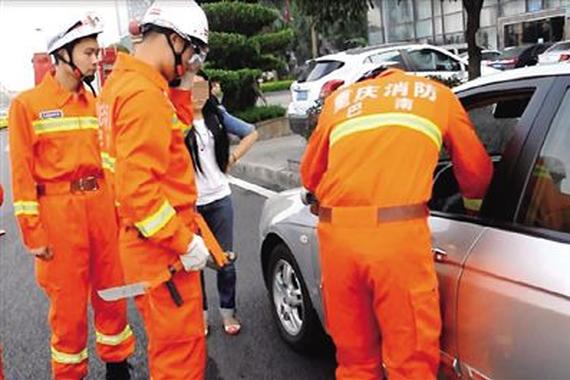 粗心母亲下车没拿钥匙 三岁儿子被困车内