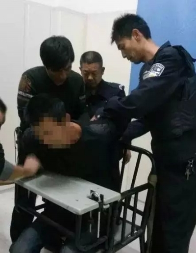 犯罪嫌疑人被带进讯问室