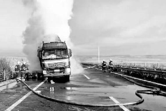 一挂车高速自燃 约6万斤香蕉被烧4小时