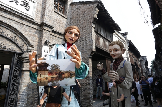 法国艺术候鸟联盟LES GRANDES PERSONNES 木偶在乌镇巡游。