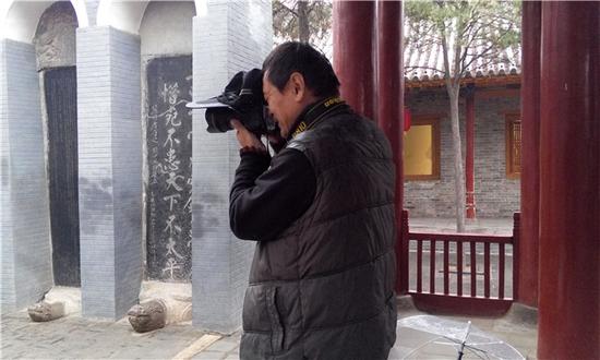 攝影家們手中的相機(jī)不停。