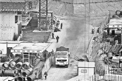 25日,領秀公館工地內車輛開過揚起大量沙塵。記者高歌 攝