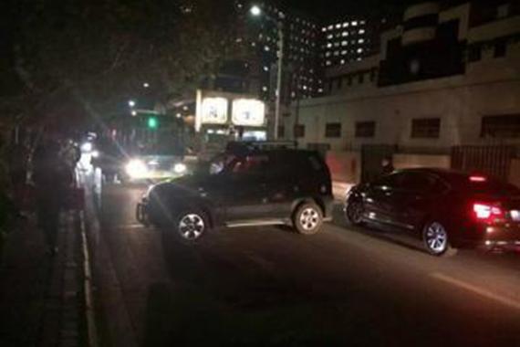 广场舞大妈为抢地盘 徒手推开两辆汽车