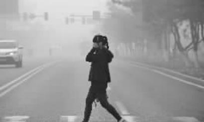 25日，长春人民大街上，市民在雾霾中行走 新文化记者 阚旋 摄 