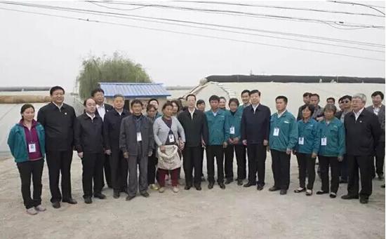 10月23日，中共中央政治局常委、國務院副總理張高麗在定陶縣杜堂鎮(zhèn)轆灣村中遠蔬菜專業(yè)合作社調研時與菜農合影，張高麗兩邊分別為合作社理事長楊立和農戶何秀娟