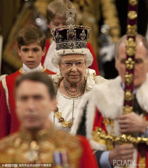 女王每次出席议会开幕仪式都会戴此王冠