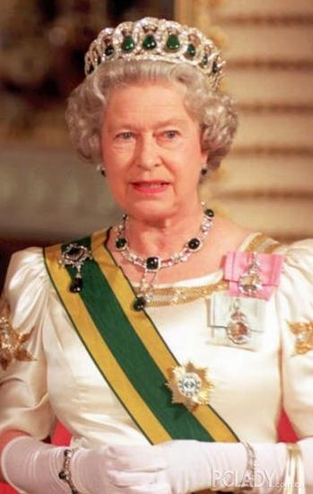 伊丽莎白女王有时会用绿宝石来替换镶在王冠里的珍珠。