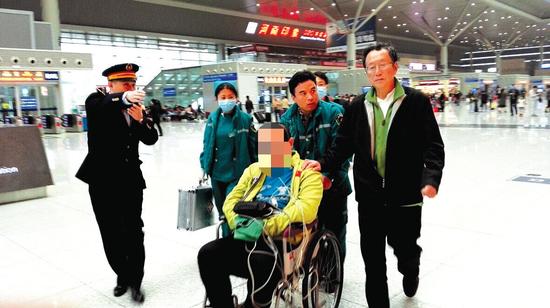 胡大一（右一）在郑州东站护送患者上急救车