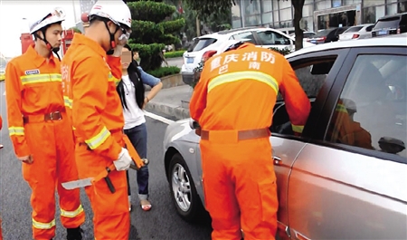 消防队员破窗救出被锁车内的3岁男孩 通讯员 曾中强 记者 张路桥 摄