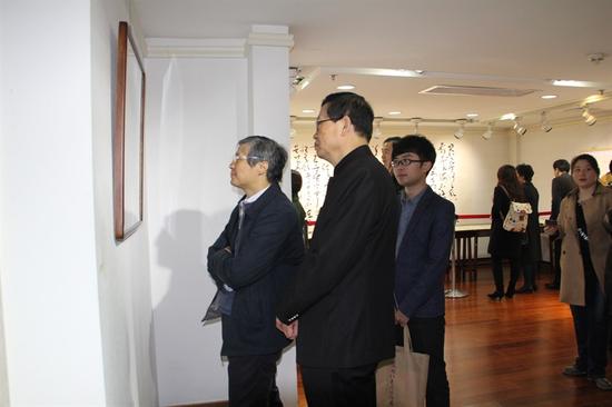 “岁月墨痕——赵国柱书法作品展” 赵国柱先生陪同嘉宾观展