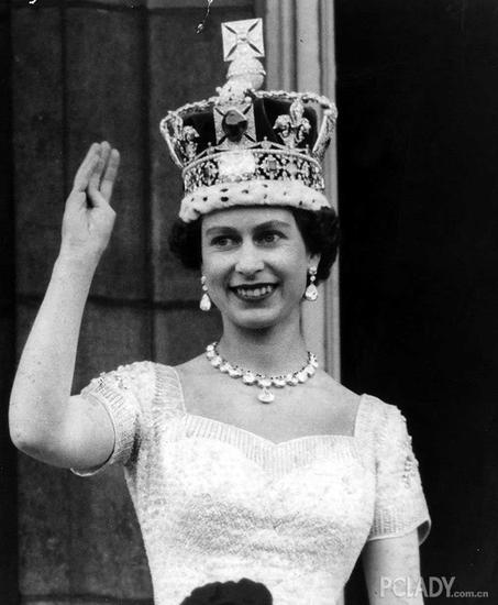 伊丽莎白二世戴着圣爱德华王冠参加加冕礼