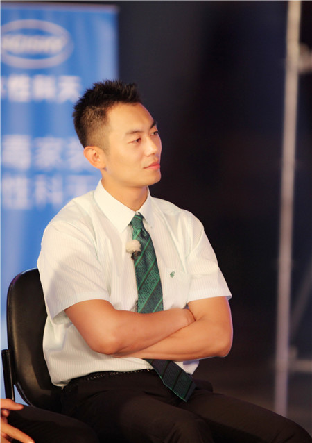 朱亚文获封型男标配 少女心阿雅变粉丝|朱亚文|阿雅|真心英雄_新浪娱乐_新浪网