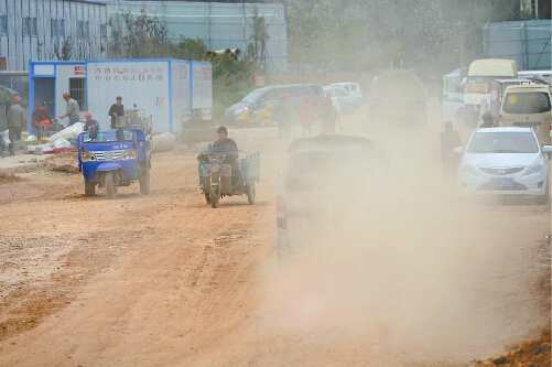 25日，领秀公馆工地内车辆开过扬起大量沙尘。记者高歌 摄
