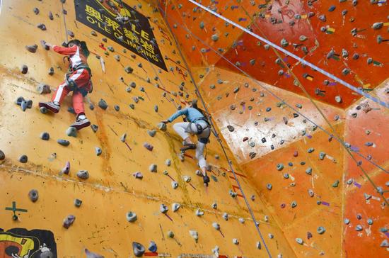第三届国际学校攀岩大赛落幕 德国使馆学校获冠军__新浪户外_新浪体育_新浪网