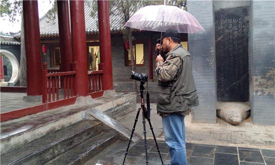 攝影家們手中的相機(jī)不停。