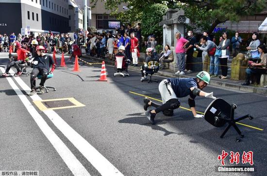 当地时间10月25日，日本东京上班族参加“办公椅”赛跑比赛。比赛时长两小时，每队3人，本次大赛共有31个队，约93人参赛。