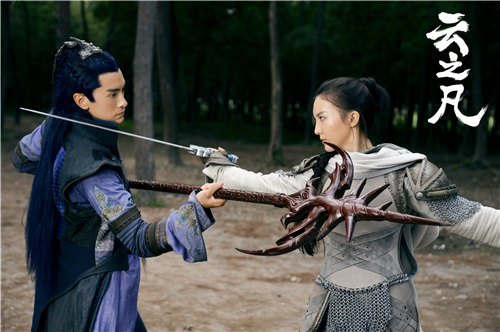 《云之凡》金晨分饰两角 穿盔甲旧伤复发|云之