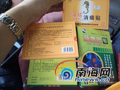 临高一药店公开销售的各种过期膏贴。(南海网记者姜飞摄)