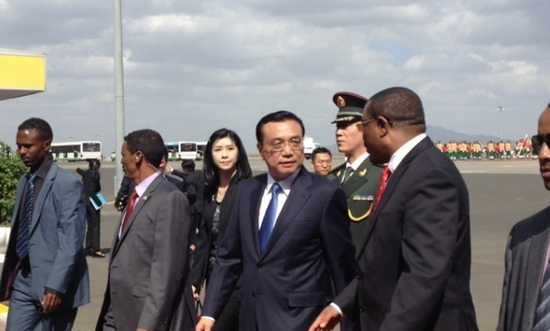 2014年，李克强在机场与埃塞俄比亚总理海尔马里亚姆用英语交流。