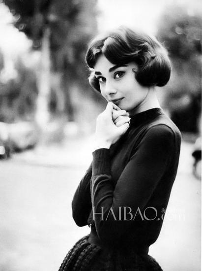 1957年，奥黛丽·赫本 (Audrey Hepburn) 身穿圆领毛衣在巴黎拍照