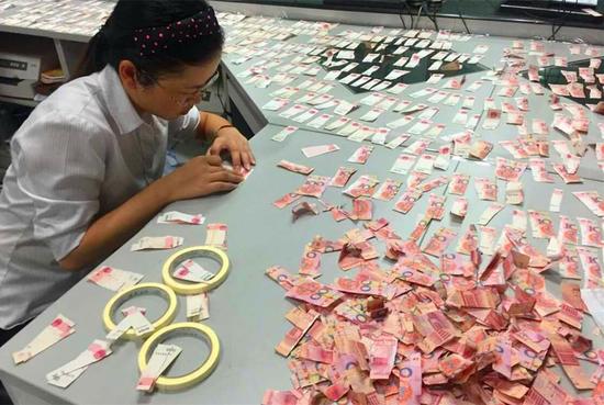 峨眉7旬老人撕碎4万多元积蓄 银行13员工加班