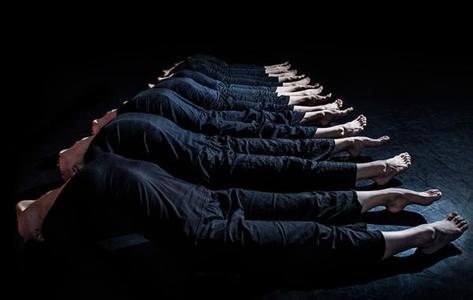 陶身体新作《8》让舞者仰躺于地面，“剪掉”他们的视觉，并且全靠脊椎来运动。