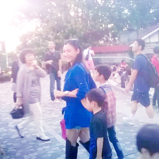 张柏芝带两子外出