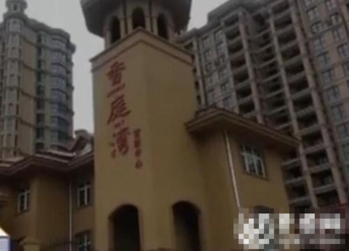 昨天下午,威海环翠区一栋在建的高层居民楼发生了惊悚的一幕,一名去看房的男子居然从楼上的电梯间坠下,当场死亡。(视频截图)