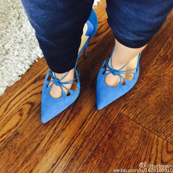 穿妈妈高跟鞋的小花