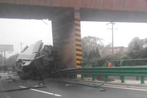 湖南常德一运钞车爆胎坠桥 3人当场死亡