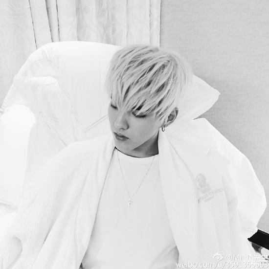 吴亦凡这“非主流”的发型……