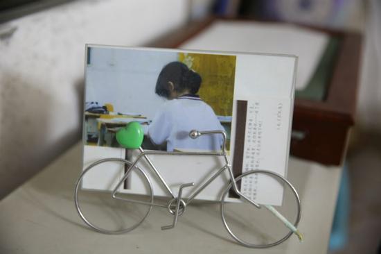 失踪女生书桌上摆设有她的背景照片,但现在女生还没音讯。