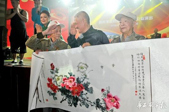 王安策老人将亲手绘制的《牡丹》图赠予赵本山及全体演职人员。