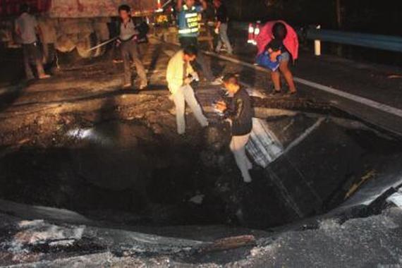 杭瑞高速路上突现“巨坑”吞掉一辆大货车