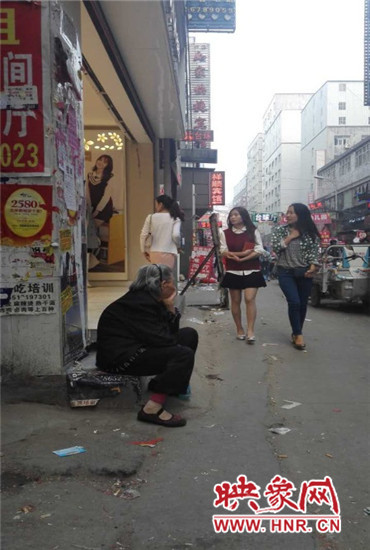 老人和子女蜗居在20平房间内