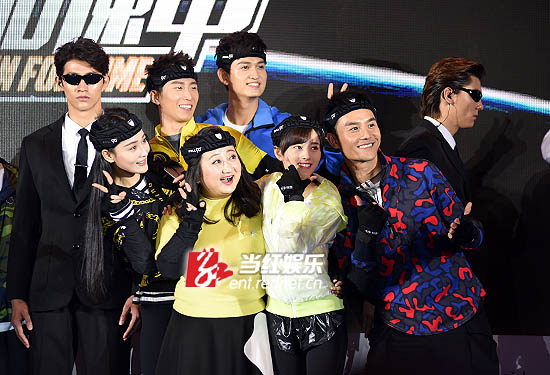 王凯、马可、张馨予等明星忙着和黑衣猎人合影。