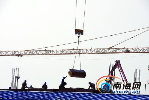 10月17日,博鳌机场建设现场,施工人员正在加紧施工。特约记者蒙钟德摄